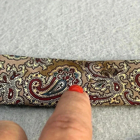 Carson Pirie Scott Vintage Silk Tie Paisley print- neutral colors - Picture 6 of 6